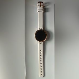 Garmin sports smart watch. Works great.  Comes with charger.